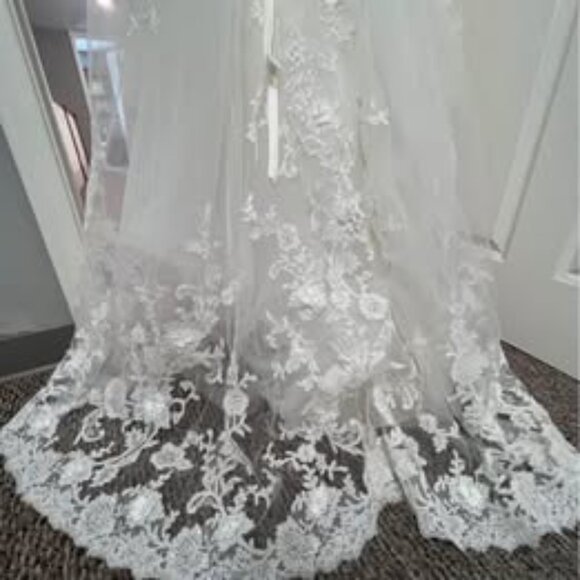 GORGEOUS CASABLANCA BRIDAL FLOORLENGTH WEDDING GOWN - Picture 3 of 6